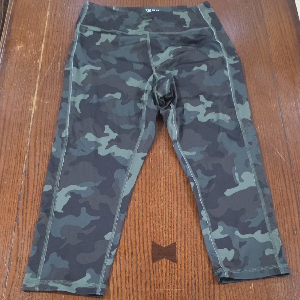 Tek Gear Woman's Green Camouflage Leggings Capris